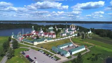 瓦尔迪艾沃斯基博戈罗迪茨基斯维亚托艾兹斯基修道院，阳光六月天空中视频。 俄罗斯